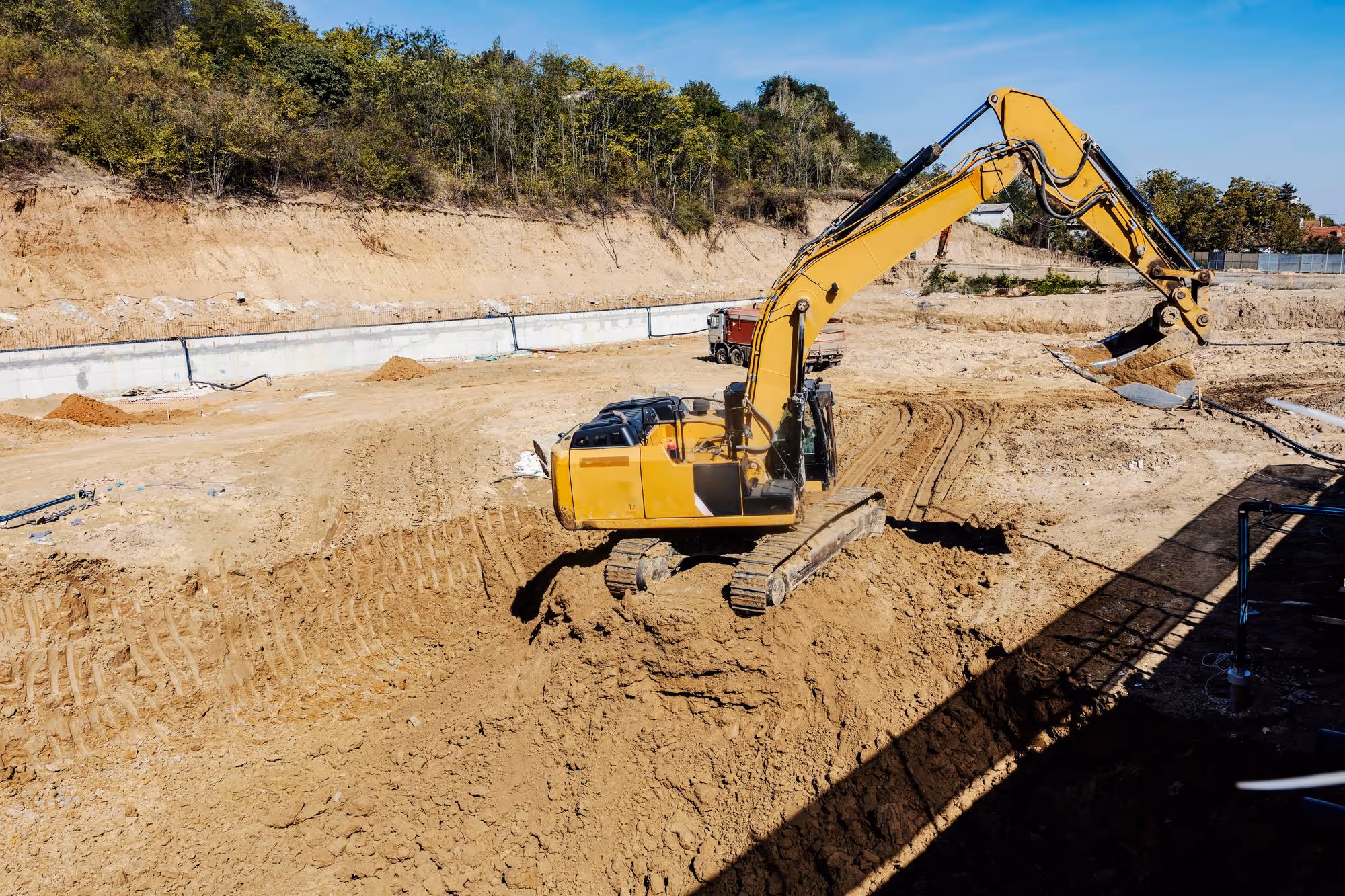 Terrain décaissé et fouilles de fondations sur un chantier de terrassement près de Clermont-Ferrand